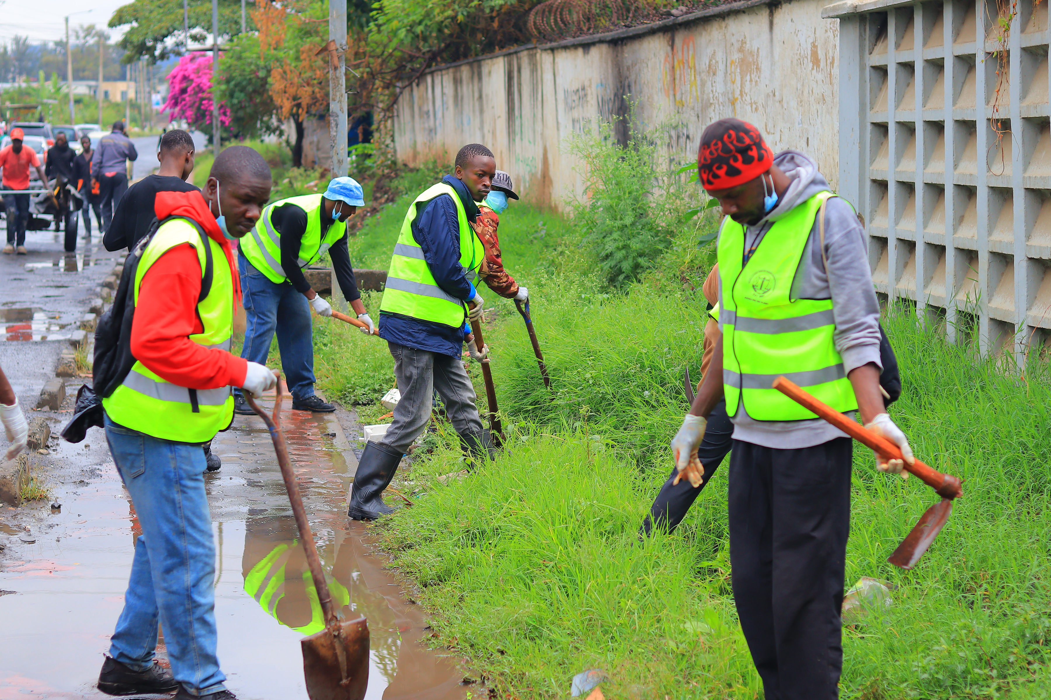 Nairobi drainage cleaning with volunteers